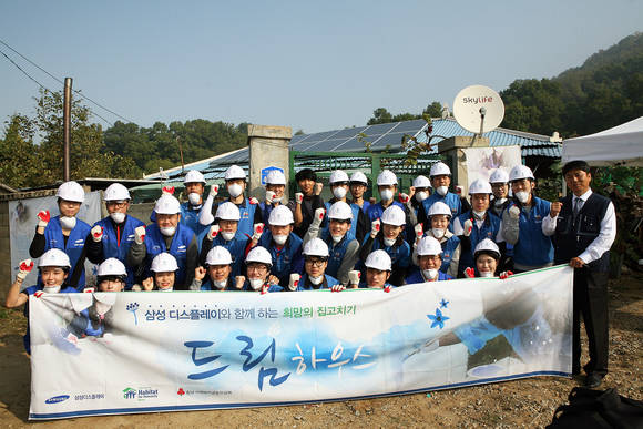 삼성디스플레이 박동건 사장(맨 앞줄 오른쪽 두번째)과 임직원들이 17일 충남 아산시에서 어려운 이웃의 주거환경을 개선하는 '희망의 집 고치기, 드림하우스' 봉사활동을 펼쳤다. (사진제공=삼성디스플레이)