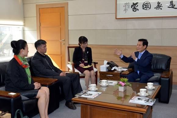 윤장현 광주광역시장이 20일 광주시청을 찾은 중국 만영그룹 스가이칭 회장 일행을 접견하고 있다.(사진=광주시청)