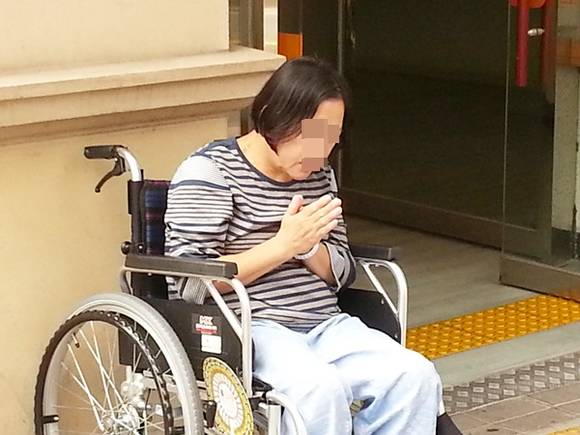 여인의 애뜻한 기도가 부디 하늘에 전해지길