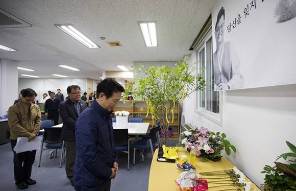 21일 오후 수원 따복공동체지원센터 남부사무소를 남경필 경기도지사가 방문하고 故 이근호 경기 따복공동체지원센터장을 추모하고 있다.(사진=경기도)
