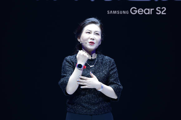 삼성전자 중국총괄 마케팅팀장 덩샤오화(Teng Hsiao-Hua) 상무가 ‘기어 S2’를 소개하고 있다. (사진제공=삼성전자)
