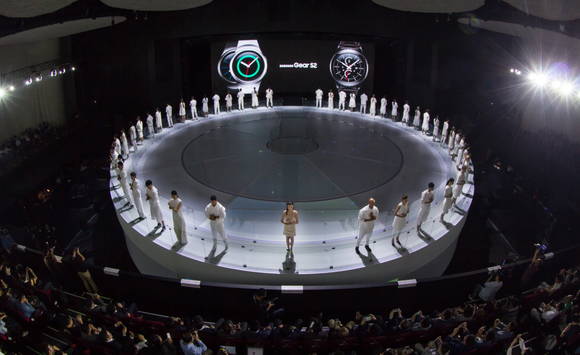 21일(현지시간) 중국 상해에서 열린 ‘삼성 기어 S2 월드투어’ 행사에서 패션 모델들이 ‘기어 S2’를 선보이고 있다. (사진제공=삼성전자)