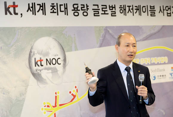 서울 종로구 광화문에 위치한 KT사옥에서 KT네트워크부문장 오성목 부사장이 KT가 구축 및 운용할 예정인 세계 최대 용량의 글로벌 해저케이블 사업에 대해 설명하고 있다. (사진제공=KT)