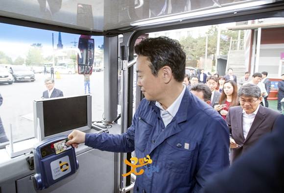 22일 오전 남경필 경기도지사가 김포 대포리차고지에서 출발한 2층버스를 시승하고 있다.(사진=경기도)