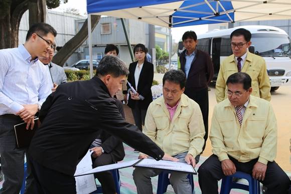 팽성읍사무소 신축 현장을 찿은 김인식 의장을 비롯한 의원들(사진=평택시의회)