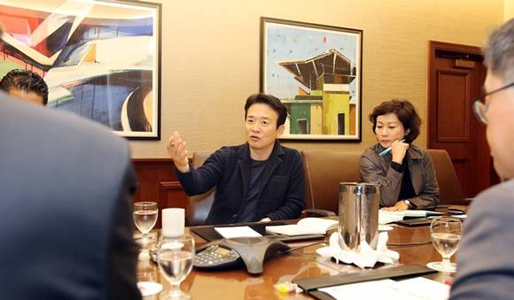 해외투자유치와 일자리창출, 글로벌 스타트업 네트워크 구축을 위해 미국을 방문 중인 남경필 경기도지사가 현지시각 24일 오후 미국 뉴욕 소재 모 호텔에서 브래들리 호로비츠 아모레 퍼시픽 미국법인장과 우정훈 한국보건산업진흥원 미국지사장, 김후준 더페이스숍 뉴욕지사장, 김종춘 코트라 북미지역 본부장, 황효현 경기섬유 마케팅센터(GTC) 소장, 손지용 미주뷰티서플라이 총연합회 고문, 최종원 LG생활건강 미국지사장 등 미국 뷰티산업 관계자들을 만나 경기도와의 협력방안을 모색하고 국내 뷰티산업 기업인을 격려하고 있다.(사진=경기도)