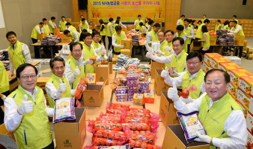 김용환 NH농협금융지주 회장과 자회사 CEO들이 26일 서울 서대문 농협 본관 대강당에서 소외계층에게 전달할 ‘농산물 꾸러미’를 포장하고 있다. 사진 왼쪽부터 시계방향으로 김용환 NH농협금융지주 회장, 김용복 NH농협생명 대표이사, 김학현 NH농협손해보험 대표이사, 이신형 NH농협캐피탈 대표이사, 이경섭 NH농협금융지주 부사장, 김홍무 NH투자증권 부사장, 김승희 NH저축은행 대표이사, 한동주 NH-CA자산운용 대표이사, 김원규 NH투자증권 대표이사, 김주하 NH농협은행장. (사진제공=NH농협금융)