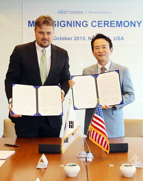 해외투자유치와 일자리창출, 글로벌 스타트업 네트워크 구축을 위해 미국을 방문 중인 남경필 경기도지사가 현지시각 26일 오전 뉴욕 렉싱턴애비뉴(Lexington Av)에 위치한 워버그 핀커스 본사에서 투자협약서에 서명을 하고 기념촬영을 하고 있다.(왼쪽부터 조셉 가뇽 워버그핀커스 Managing Director, 남경필 경기도지사),(사진=경기도)
