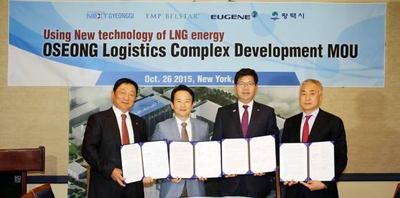 해외투자유치와 일자리창출, 글로벌 스타트업 네트워크 구축을 위해 미국을 방문 중인 남경필 경기도지사가 현지시각 26일 오전 뉴욕 반더빌트가에 위치한 예일클럽에서 공재광 평택시장, 국내 기업인 ㈜유진초저온과 함께 미국 EMP 벨스타(Belstar)사와 투자협약에 서명을 하고 기념촬영을 하고 있다.(왼쪽부터 양원돈 ㈜유진초전온, 남경필 경기도지사, 공재광 평택시장, 다니엘 윤 미국 EMP 벨스타 CEO),(사진=경기도)