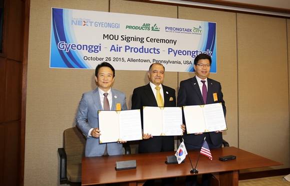 해외투자유치와 일자리창출, 글로벌 스타트업 네트워크 구축을 위해 미국을 방문 중인 남경필 경기도지사가 현지시각 26일 오후 펜실베니아 에어프로덕츠 본사에서 공재광 평택시장, 세이피 가세미(Seifi Ghasemi) 에어프로덕츠 회장과 함께 ㈜에어로프로덕츠사의 평택 장당산업단지 투자에 합의하는 협약서에 서명을 하고 기념촬영을 하고 있다.(사진=경기도)