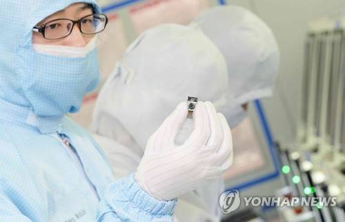 LG이노텍 직원들이 카메라모듈 생산라인에서 LG전자 스마트폰 G4에 적용되는 고성능 제품을 살펴보고 있다. (사진=연합뉴스)