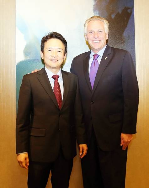 해외투자유치와 일자리창출, 글로벌 스타트업 네트워크 구축을 위해 미국을 방문 중인 남경필 경기도지사가 현지시각 27일 오후 워싱턴 DC 힐튼 가든인 호텔에서 테리 매컬리프 버지니아 주지사와 만나 양 지역 간 경제협력 증진방안에 대해 논의를 하고 함께 기념촬영을 하고 있다.(사진=경기도)