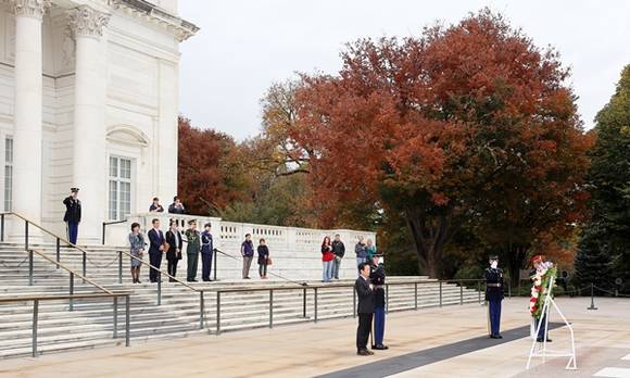해외투자유치와 일자리창출, 글로벌 스타트업 네트워크 구축을 위해 미국을 방문 중인 남경필 경기도지사가 현지시각 27일 오전 미국 버지니아주에 위치한 알링턴 국립묘지를 방문해 무명용사비에 헌화했다.(사진=경기도)
