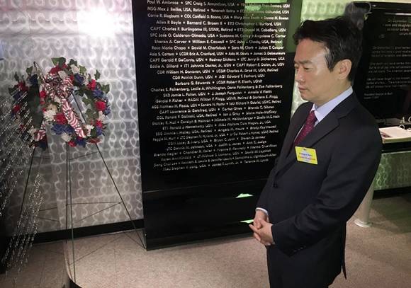 남경필 경기도지사가 현지시각 27일 오전 버지니아주에 위치한 펜타곤에서 911테러 희생자 추모관을 방문햇다.