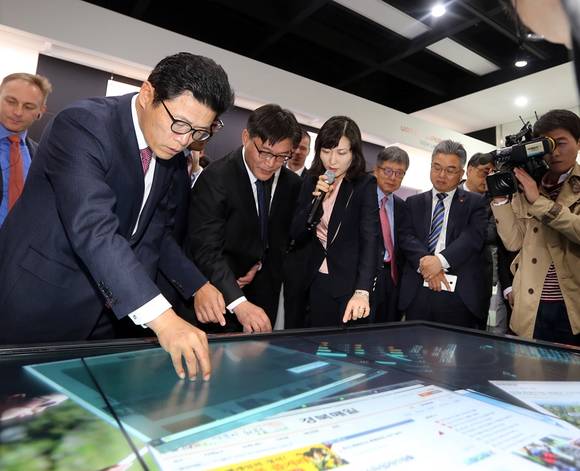 센터 개소식에 참석한 미래창조과학부 정완용 정보통신산업정책관(왼쪽 두번째)과 SK텔레콤 이형희 MNO총괄(왼쪽 첫번째)이 미래형 서비스를 체험해보고 있다. (사진제공=SK텔레콤)