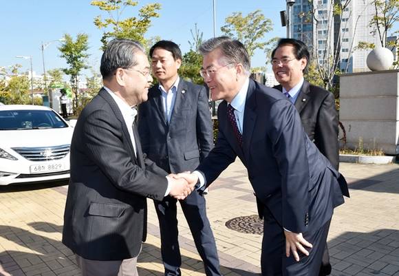 이재정 경기도교육감이 29일 오전 광명시 운산고등학교에서 열린 '혁신학교방문-교육의 자율성과 다양성을 지향하는 교사와 학부모를 만나다' 행사에 참석하는 새정치민주연합 문재인 대표를 교문에서 맞이하고 있다.(사진=경기도교육청)