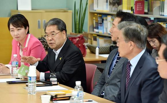 이재정 경기도교육감이 29일 오전 광명시 운산고등학교에서 열린 '혁신학교방문-교육의 자율성과 다양성을 지향하는 교사와 학부모를 만나다' 행사에 참석한 문재인 새정치민주연합 대표와 함께 학부모들과 대화를 나누고 있다.(사진=경기도교육청)