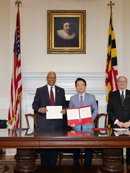 해외투자유치와 일자리창출, 글로벌 스타트업 네트워크 구축을 위해 미국을 방문 중인 남경필 경기도지사가 현지시각 28일 오전 메릴랜드주 아나폴리스 주정부청사에서 보이드 러더포드 메릴랜드주 부지사와 경기도-메릴랜드주간 경제우호협력 업무협약을 맺고 기념촬영을 하고 있다.(사진=경기도)