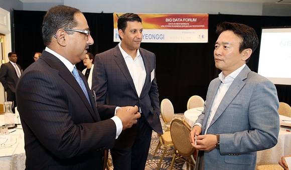 해외투자유치와 일자리창출, 글로벌 스타트업 네트워크 구축을 위해 미국을 방문 중인 남경필 경기도지사가 현지시각 29일 오전 샌프란시스코 산호세에 위치한 페어몬트 호텔에서 미국 빅데이터 석학과 글로벌 리더 40여 명이 함께 한 가운데 ‘Data in New Markets: Unlocking Business Opportunities in Korea’라는 이름의 빅데이터 전문가 포럼을 열고 빅데이터 거버넌스와 공공부문 빅데이터 활용 방안에 대해 논의하고 있다.(사진=경기도)