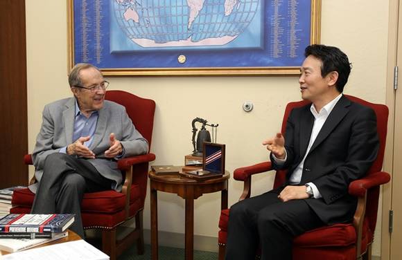 해외투자유치와 일자리창출, 글로벌 스타트업 네트워크 구축을 위해 미국을 방문 중이던 남경필 경기도지사가 현지시각 30일 오전 윌리엄 페리 스탠포드대 명예교수이자 전 미국 국방장관과 면담을 갖고 북핵문제 해결과 한반도 평화비전에 대해 논의하고 있다.(사진=경기도)