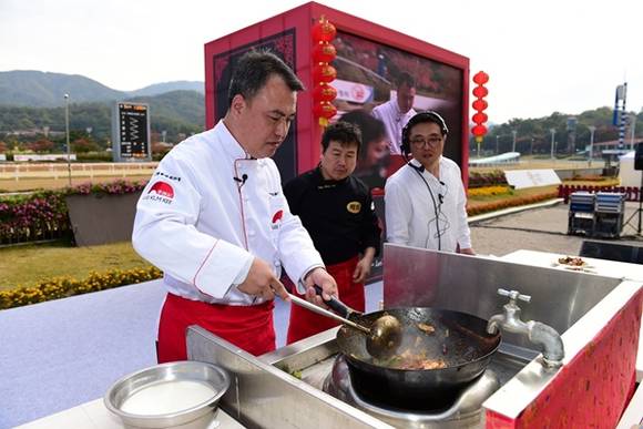 1일 진생용 쉐프가 렛츠런파크 서울에서 진행된 맛있는 대결에서 요리 경연을 펼치고 있다.(사진=한국마사회)