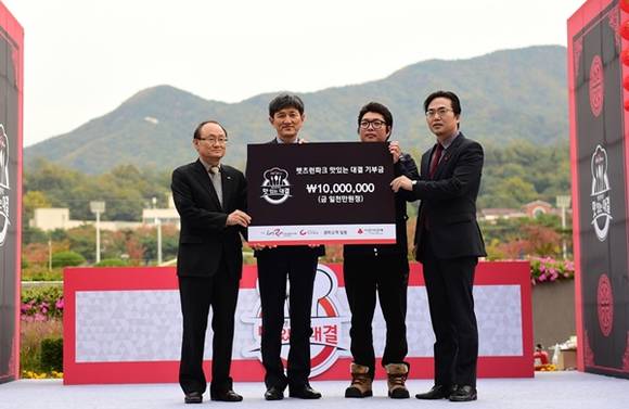 1일 렛츠런재단 김상진 사무총장과 렛츠런파크 최인용 서울지역본부장이 경마고객과 함께 경기사회복지공동모금회(김효진 사무처장)에 기부금을 전달하고 있다.(사진=한국마사회)