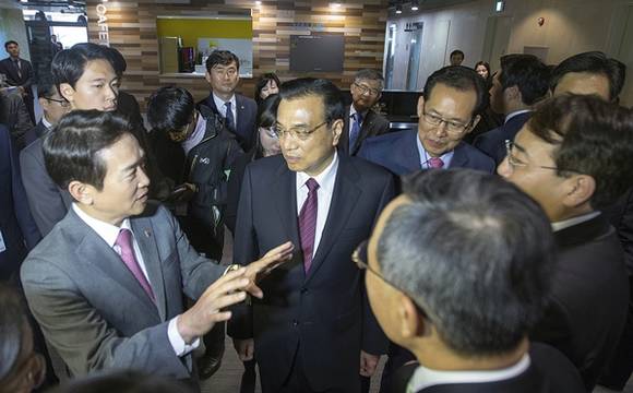 2일 오전 남경필 경기도지사가 리커창 중국총리와 성남 경기창조경제혁신센터를 방문해 센터 보육기업들을 소개 받고 있다.(사진=경기도)