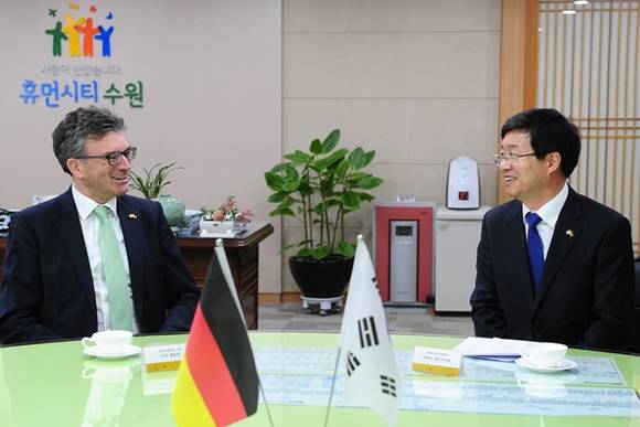 지난 4월 프라이부르크 대표단이 수원시를 방문해 디터 잘로몬 프라이부르크시장과 염태영 수원시장이 집무실에서 환담을 나누고 있다.(사진=수원시)