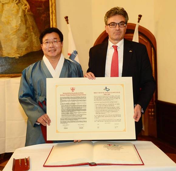 염태영 수원시장과 디터 잘로몬 프라이부르크시장이 양 도시 자매도시 체결을 한 뒤 기념촬영을 하고 있다.(사진=수원시)