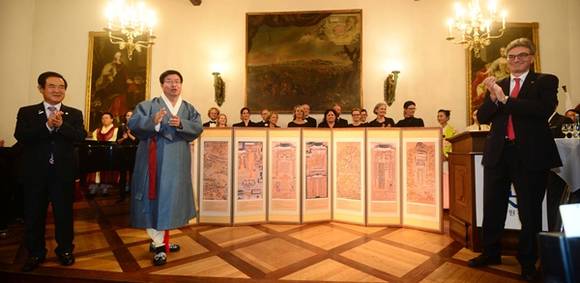 염태영 수원시장이 정조대왕 수원화성 능행차를 표현한 화성행행도를 담은 병풍을 프라이부르크시에 선물했다.(사진=수원시)