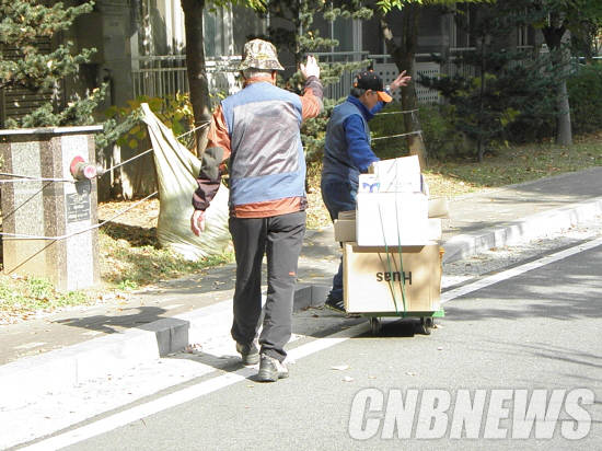 ‘SH라이프센터’에서 근무하는 실버택배원이 물건을 배송하러 이동하고 있는 모습. (사진=이성호 기자)
