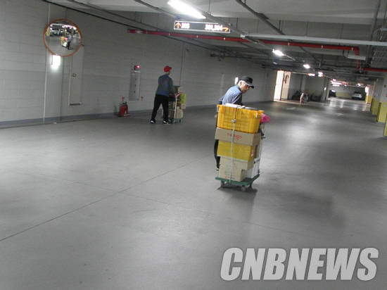 배달에 나서는 실버택배원. (사진=이성호 기자)