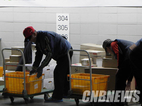 배달할 물건을 카트에 담는 실버택배원들. (사진=이성호 기자)