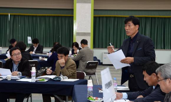 지난 11일 광산구 7층 대회의실에서 주민참여예산위원, 관련 부서 공직자 등 70여 명이 참석한 가운데 열린 ‘2016 주민참여예산 사업 선정회’에서 한 선정위원이 자신의 의견을 발표하고 있다.