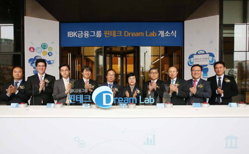 사진은 권선주 기업은행장(오른쪽 다섯번째), 곽재원 경기과학기술진흥원장(왼쪽 다섯번째), 정유신 핀테크지원센터장(왼쪽 네번째) 등이 13일 경기 성남시 분당구 네오위즈판교타워에서 ‘IBK금융그룹 핀테크 Dream Lab’ 개소식을 갖고 기념촬영 하고 있는 모습. (사진제공=기업은행)