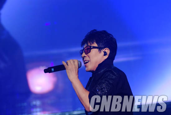 가수 조용필이 콘서트 현장에서 열창하는 모습.(사진=인사이트엔터테인먼트)