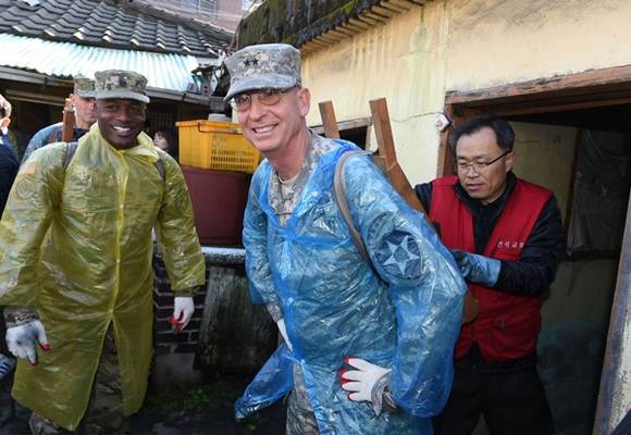 연탄 나눔 봉사활동을 하고 있는 테드 마틴 미 2사단장(사진=경기도)