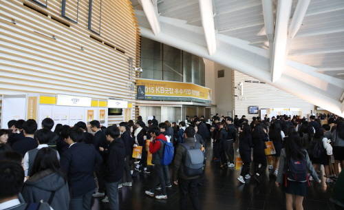 ‘2015 KB굿잡 우수기업 취업박람회’에 참석한 학생들 모습. (사진제공=KB국민은행)