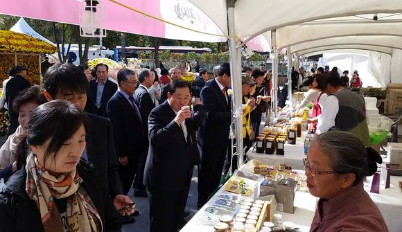 서울광장에 문을 연 함평 농·특산물 직거래장터에서 소비자들이 농산물을 구매하기 위해 시식을 하고 있다.(사진=함평군)