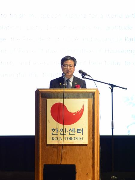 토론토시 한인회관에서 인사말을 하고 있는 채인석 화성시장