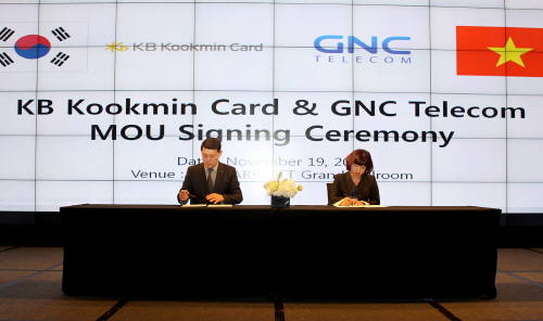 지난 19일 JW 메리어트 동대문 스퀘어 서울에서 열린 KB국민카드와 베트남 GNC텔레콤 간의 ‘글로벌 핀테크 서비스 개발 및 활성화를 위한 업무 협약식’에서 정성호 KB국민카드 미래사업본부장(사진 왼쪽)과 줄리아 응우웬 베트남 GNC텔레콤 대표(오른쪽)가 협약서에 서명을 하고 있다. (사진제공=KB국민카드)