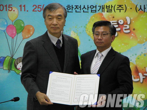 지난 25일 이삼선 한전산업개발 사장(사진 왼쪽)과 전주명 통일을준비하는탈북자협회 회장은 한전산업 본사 회의실에서 통일 꿈나무 장학금·외국어 온라인 수강권 지급·취업 지원·재능기부 등을 골자로 한 협약을 체결했다. (사진=이성호 기자)