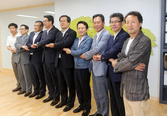 지난해 8월5일 남경필 경기도지사가 경기도지사 집무실에서 연정 합의를 마친 여야 정책협상단 및 관계자들과 함께 연정 합의 기념촬영을 하고 있다.(사진=경기도)