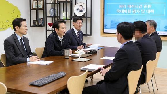 지난 24일 남경필 경기도지사와 이재율 행정1부지사, 강태석 재난안전본부장, 심경섭 비상기획관, 국정원 관계자 등이 참석한 가운데 파리 테러사건 관련 국내위협 평가 및 대책 점검 회의를 하고 있는 모습(사진=경기도)