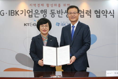 권선주 기업은행장(왼쪽)과 백복인 KT&G 대표이사가 협약식을 마치고 기념촬영을 하고 있는 모습. (사진제공=기업은행)
