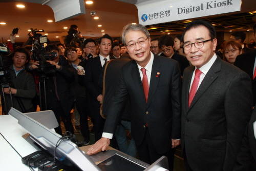 임종룡 금융위원장(왼쪽)이 조용병 신한은행장과 함께 무인스마트점포인 디지털키오스크를 이용해 손바닥 정맥인식 서비스를 시연하고 있는 모습. (사진제공=신한은행)