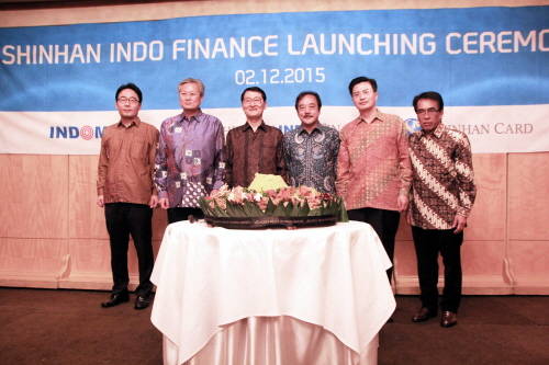 신한카드와 인도모빌은 2일 인도네시아 자카르타 현지에서 위성호 신한카드 사장(왼쪽에서 세번째)과 주삭 컬토위조조(왼쪽에서 네번째) 인도모빌 사장, 김대영 신한인도파이낸스 법인장(왼쪽에서 다섯번째)이 참석한 가운데 양사 합작법인인 ‘신한인도파이낸스’ 출범식을 가졌다. (사진제공=신한카드)