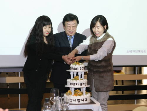 김정남 동부화재 사장(사진 가운데)과 소비자평가단 패널들이 케익커팅을 하고 있다. (사진제공=동부화재)