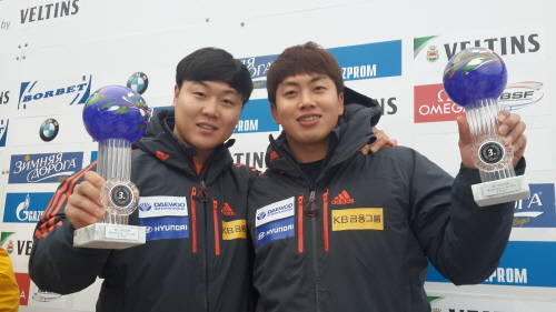 사진 좌로부터 지난 5일 봅슬레이 원윤종·서영우 월드컵 2차대회 동메달 시상식 모습. (사진제공=KB금융그룹)