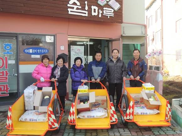 광산구 송정1동 마을등대 회원들이 지난 1일 ‘청춘 수레’를 장만해 폐지 줍는 어르신들게 드렸다. ‘청춘 수레’에는 ‘마을 두레’ 회원사 4곳이 마련한 생필품을 담았다.(사진=광산구청)